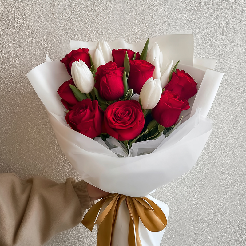 How does Oudtshoorn balance the cost and timeliness of cross-border flower shipping?
